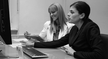 Usability-Test-Beispiel, mit zwei Frauen, einer UX Expertin Britta Litzenberg und einer Testerin, an einen Schreibtisch vor einem Computer, in einem Usability-Test UX Test, von Userfriend Usability Agentur, auf userfriend.de